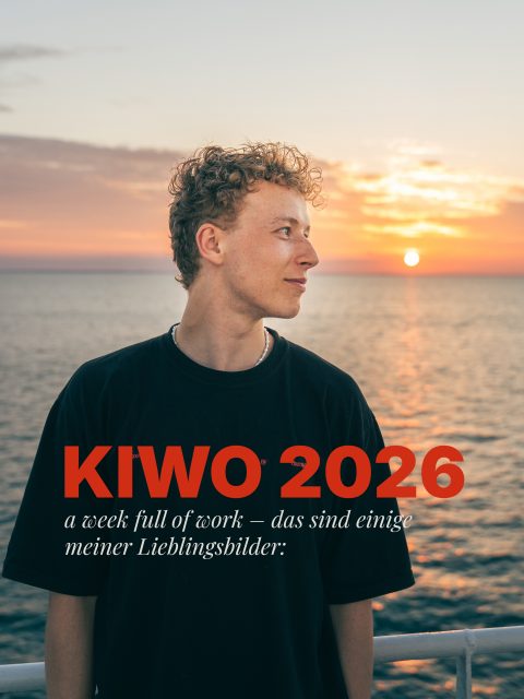 Über mich KIWO 2026 – Stress, Hitze und ganz viel Spaß!🐣
Hier sind ein paar der Fotos, die ich während der Kiwo für @philmann_ & @nikki.music_ gemacht habe. Danke euch nochmal für die Aufträge!🤍
2026 segnet mich bis jetzt mit Aufträgen aller Art und ich freu mich auf die nächsten Monate! Trotzdem bleibt es eine Herausforderung dabei nicht den Spaß und die Kreativität zu verlieren, den die Fotografie mir bis jetzt gebracht hat!📸
Dieser Balance-Akt zwischen Arbeit und Freizeit sowie das aktive „mal nichts machen“ sind meine größten Herausforderungen dieses Jahr.⛰️
Klar ist: ich will den Spaß an meinem einstigem Hobby nicht verlieren und es auch weiterhin nicht nur als „Job“ betrachten.🙏
Danke an @zenozeno für dir Bilder von mir☺️
#kiwo #kielerwoche #photography